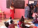 अंबिकापुर: कलेक्टर ने बच्चों को पढ़ाई अंग्रेजी,छात्र हुए खुश