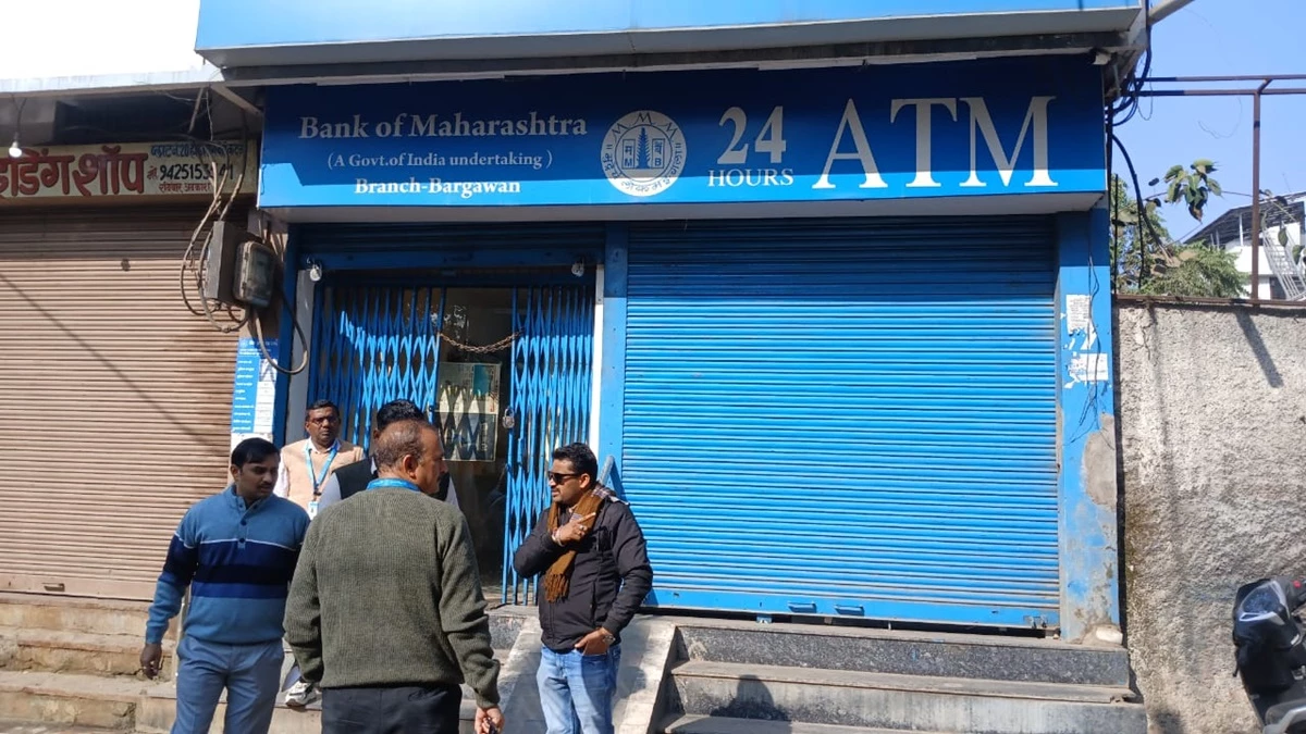 कटनी में सीसीटीवी कैमरे पर स्प्रे कर थाने के करीब लगा एटीएम ही उखाड़ ले गए चोर