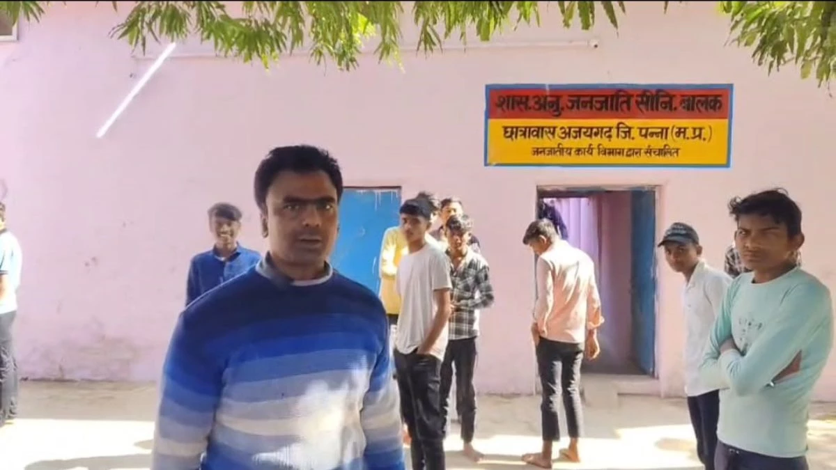 हॉस्टल में नाश्ता बना जंग का मैदान, पन्ना में रसोइए ने छात्र को पीटा, लाइव वीडियो वायरल