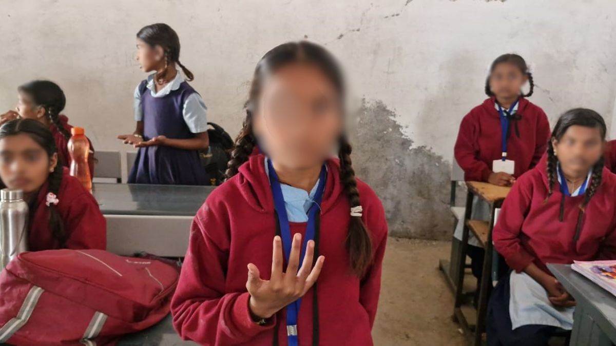 सिहोर में सरकारी शिक्षिका की बर्बरता, 6वीं कक्षा की बच्चियों को छड़ी से पीटा; एक छात्रा बेहोश