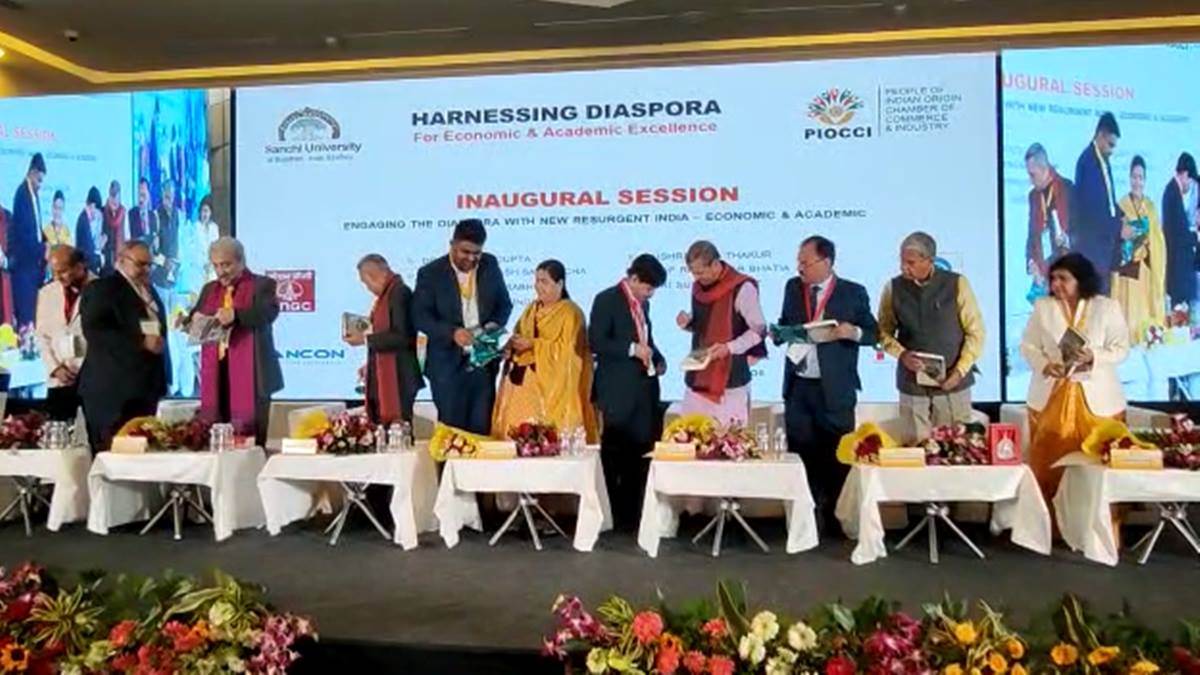 Indore News प्रवासी भारतीयों के योगदान पर केंद्रित सम्मेलन का शुभारंभ