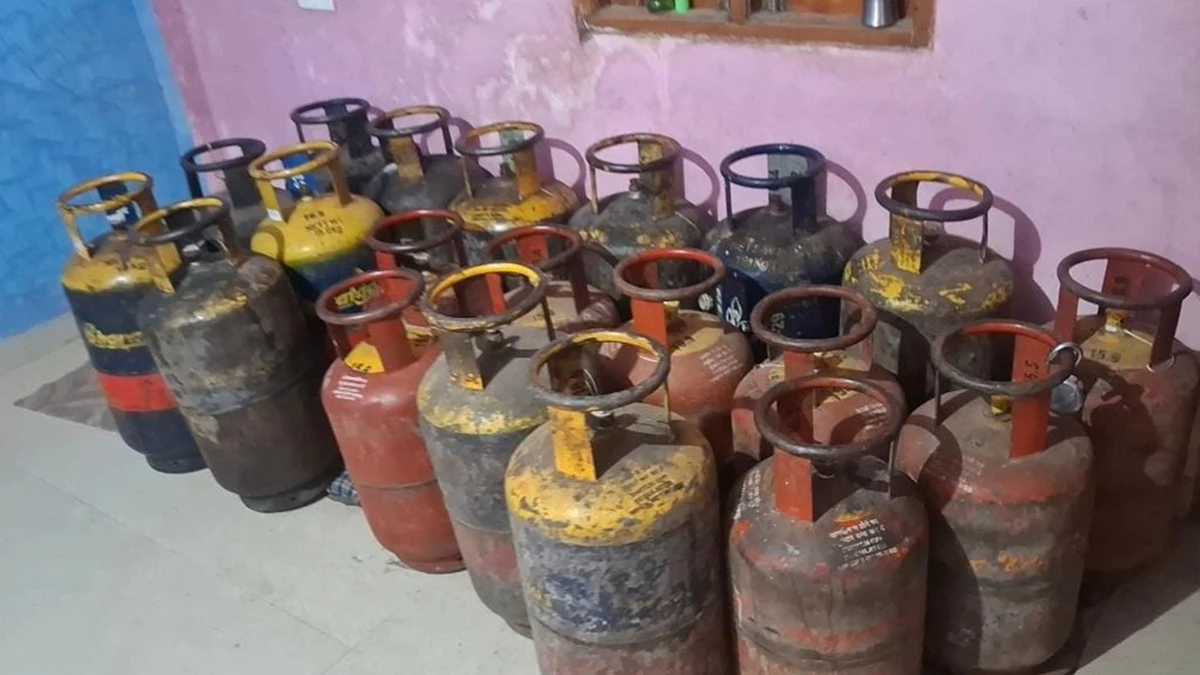 धार में घरेलू टंकी से व्यावसायिक गैस सिलिंडरों की अवैध रिफिलिंग करते पकड़ा