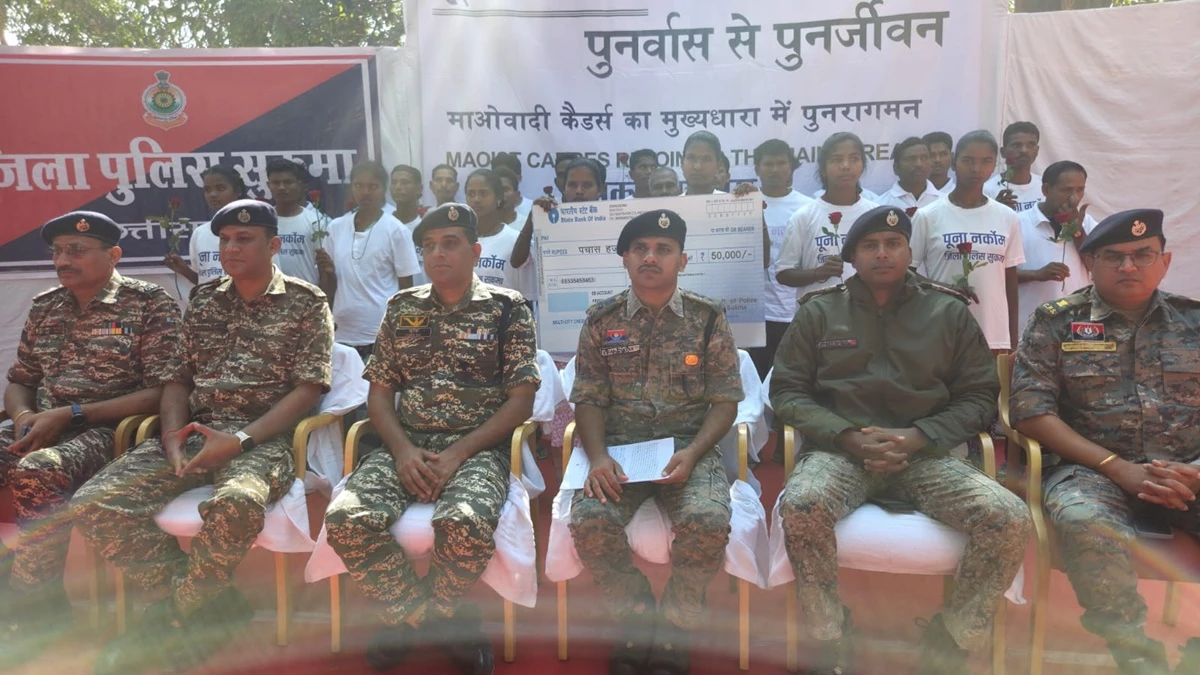 छत्तीसगढ़ के सुकमा में 64 लाख रुपये के इनामी 26 हार्डकोर माओवादियों ने किया सरेंडर