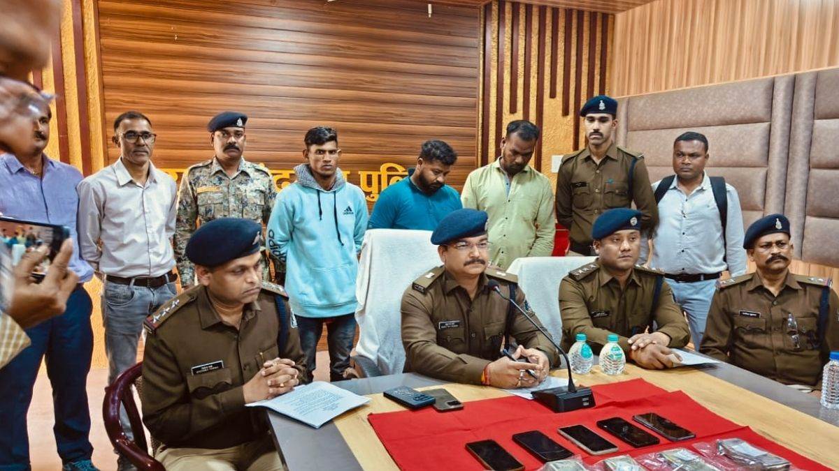 Show Room से सात लाख रुपये चोरी कर महाकुंभ में लगाई डुबकी