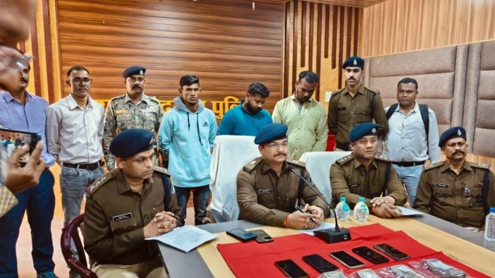 Show Room से सात लाख रुपये चोरी कर महाकुंभ में लगाई डुबकी