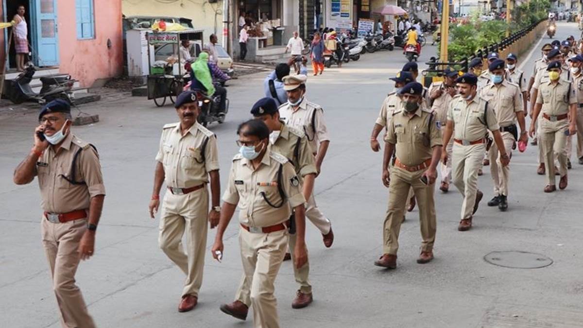 Raipur: होली से पहले बदमाशों पर पुलिस ने कसी नकेल, चार दिन में 256 भेजे गए  जेल - Raipur Police crackdown on miscreants before Holi Festival 256 sent  to jail in four days