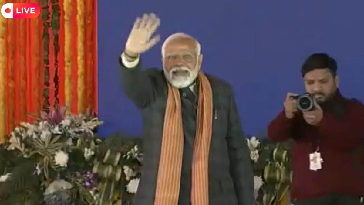 LIVE: 5 साल बाद कश्मीर पहुंचे पीएम मोदी, थोड़ी देर में श्रीनगर में रैली को करेंगे संबोधित