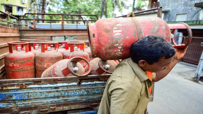 LPG Cylinder: अमेरिका-ईरान जंग के बीच एलपीजी गैस सिलेंडर के 115 रुपये तक बढ़े दाम, जानें नए रेट