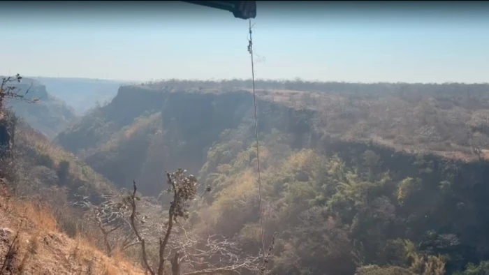 इंदौर के करीब तिंछा फॉल में हादसा, किनारे बैठकर शराब पी रहे दो युवकों की खाई में गिरने से मौत