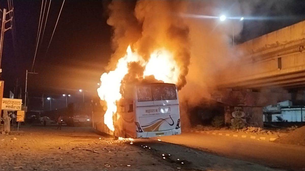 Dewas Information: पुणे से बलिया जा रही बस का टायर फटने से लगी आग, नेपाल के 100 से ज्यादा यात्री थे सवार