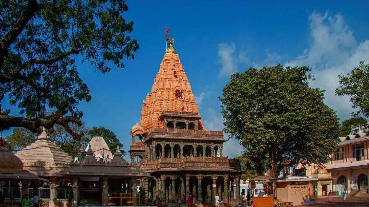 Mahakal Temple Ujjain: महाकाल मंदिर में रील बनाने से रोकने पर युवतियों ने महिला सुरक्षाकर्मी को पीटा