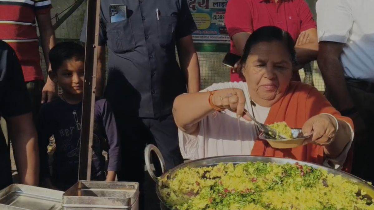 टीकमगढ़ में बुलडोजर कार्रवाई के विरोध में उमा भारती सड़क पर उतरीं, पोहा-जलेबी बेचकर गरीबों के हक की उठाई आवाज