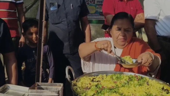 टीकमगढ़ में बुलडोजर कार्रवाई के विरोध में उमा भारती सड़क पर उतरीं, पोहा-जलेबी बेचकर गरीबों के हक की उठाई आवाज