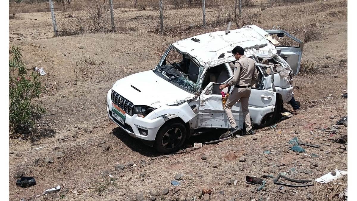 सेंधवा में महिला कांग्रेस प्रदेश महासचिव सुभद्रा परमार का वाहन अनियंत्रित होकर पलटा, दस घायल