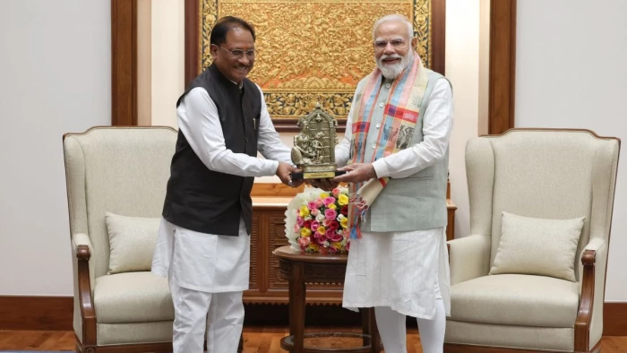 बस्तर 2.0 की शुरुआत: मुख्यमंत्री साय ने पीएम मोदी को दिया आमंत्रण, विकास का ब्लूप्रिंट सौंपा