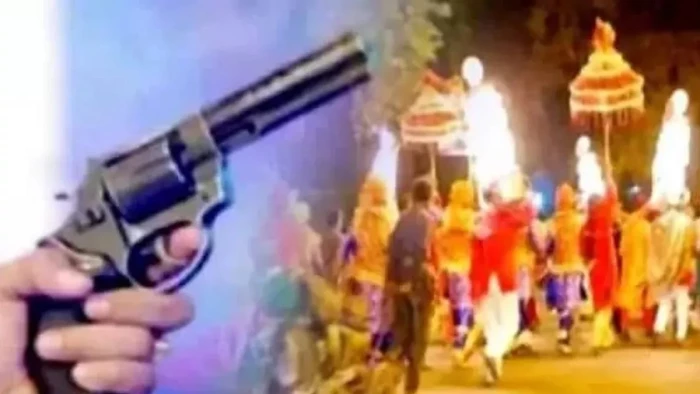 ग्वालियर में दूल्हा-दुल्हन ने स्टेज से किए हर्ष फायर, वीडियो वायरल