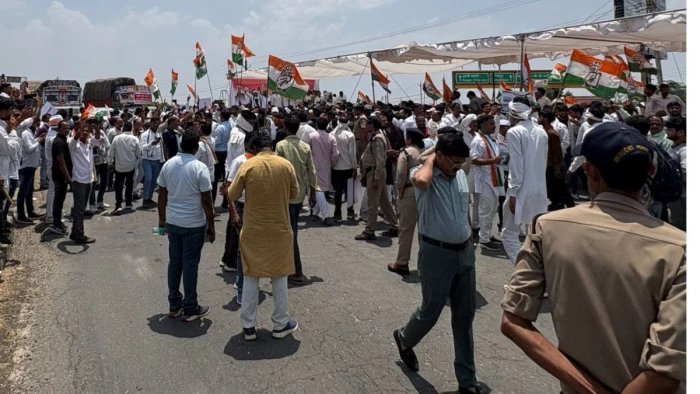मुरैना में कांग्रेस का हाईवे जाम: NH-44 पर थमा ट्रैफिक, किसानों के मुआवजे और गेहूं खरीदी को लेकर प्रदर्शन