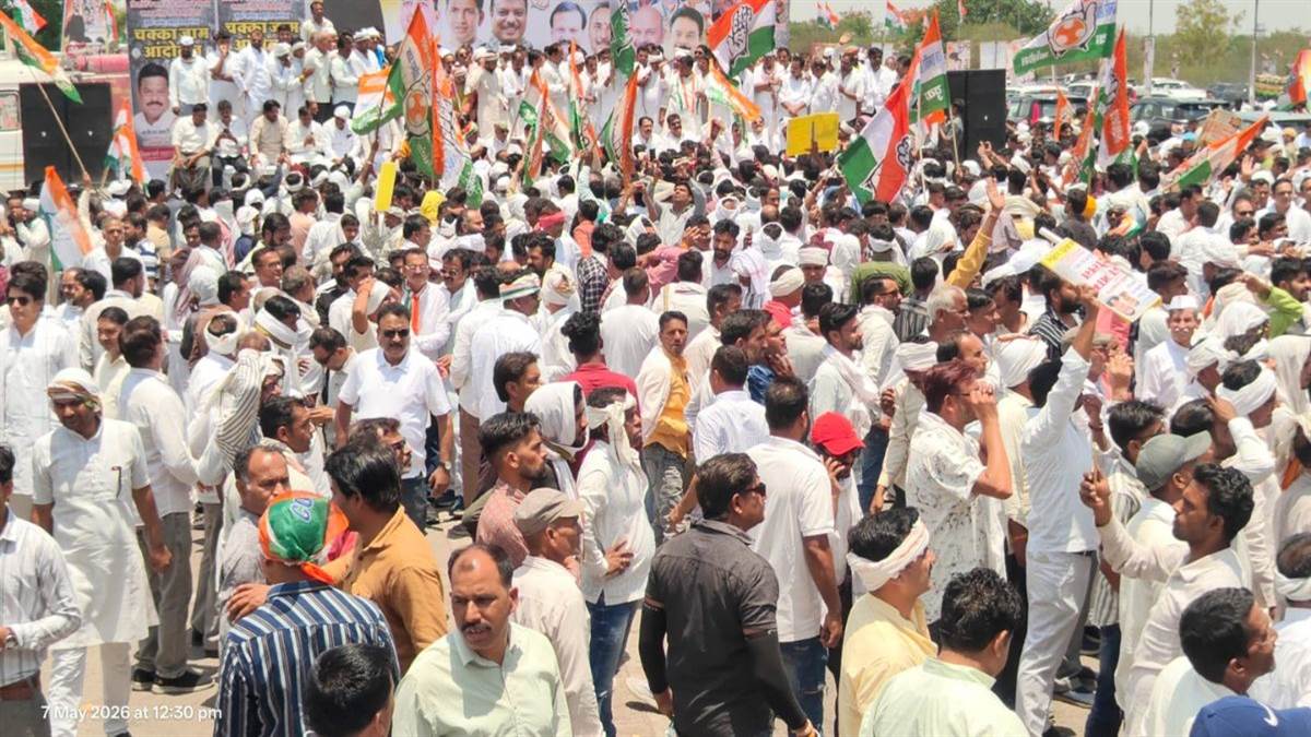 शाजापुर: उज्जैन जिले के रोजवास स्थित टोल प्लाजा पर कांग्रेसियों ने विरोध प्रदर्शन करते हुए लगाया जाम