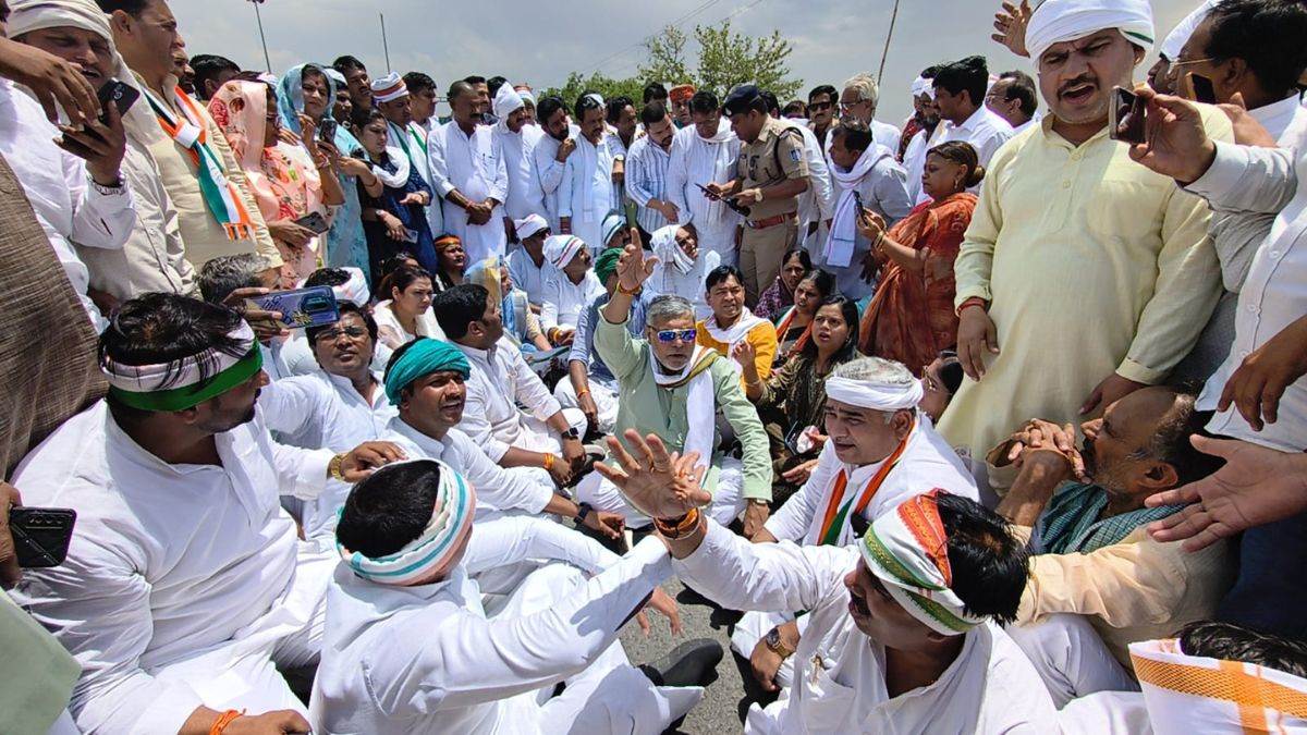 मुरैना में कांग्रेस का हाईवे जाम: NH-44 पर थमा ट्रैफिक, किसानों के मुआवजे और गेहूं खरीदी को लेकर प्रदर्शन