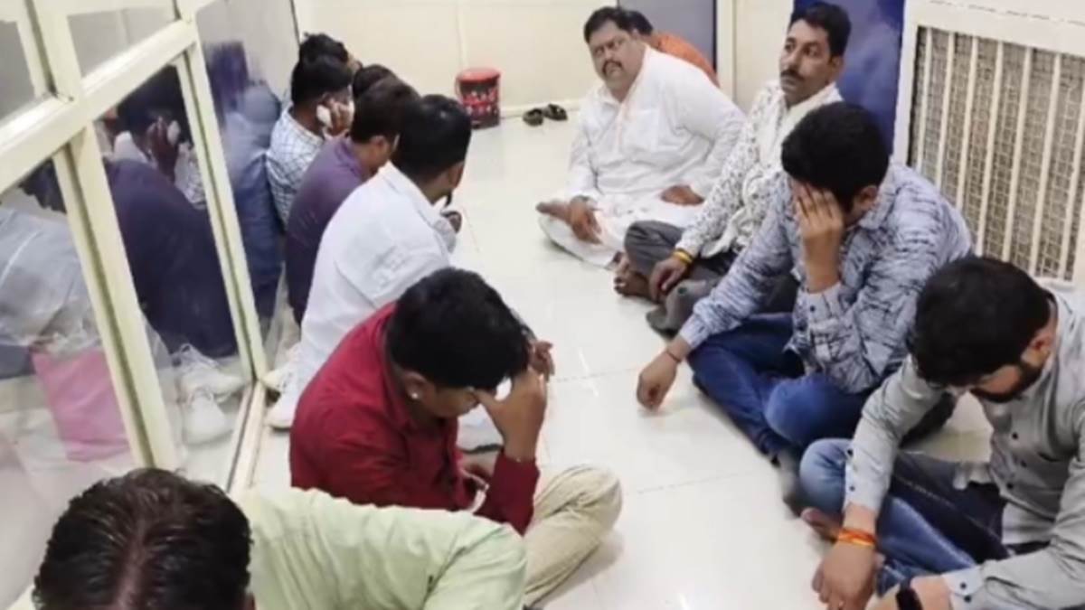 Ratlam News:  कॉटेज में चल रहा था जुआघर, पार्षद पति सहित 25 जुआरी गिरफ्तार, टीआई निलंबित