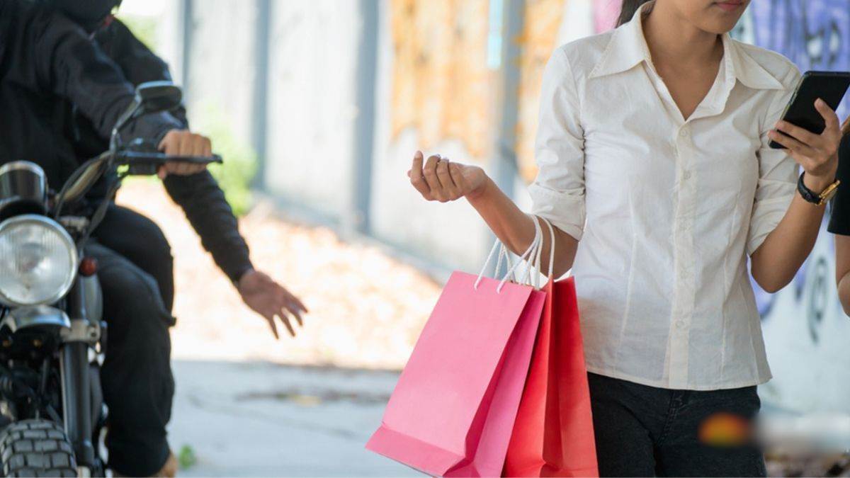 Indore News: मोबाइल लूटने वाले तीन बदमाश गिरफ्तार, प्रेमिकाओं के साथ पार्टी और नशे के लिए करते थे वारदात