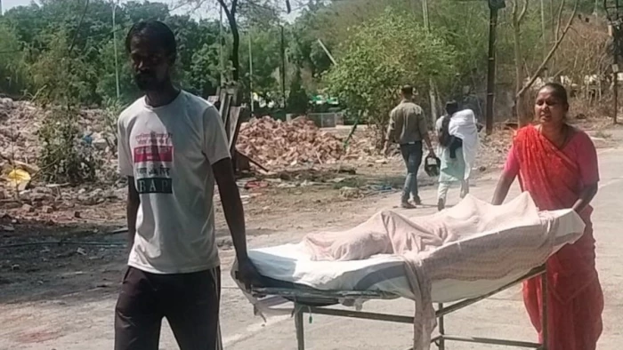 इंदौर में भीषण गर्मी में स्ट्रेचर पर बेटे को लेकर भटकते रहे माता-पिता, अस्पताल के कर्मचारी नहीं करते मदद इंदौर में भीषण गर्मी में स्ट्रेचर पर बेटे को लेकर भटकते रहे माता-पिता, अस्पताल के कर्मचारी नहीं करते मदद