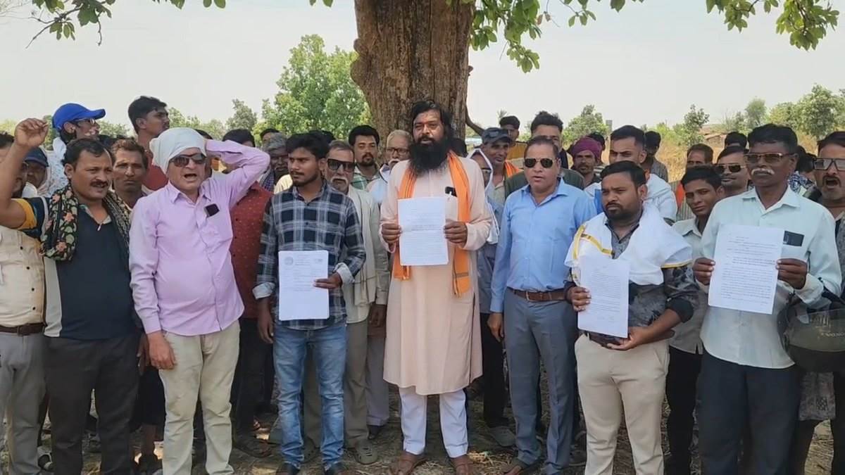 बालाघाट में 100 साल पुराने तालाब पर अवैध प्लाटिंग, पटवारी पर भू-माफिया की मदद का आरोप, ग्रामीणों का प्रदर्शन