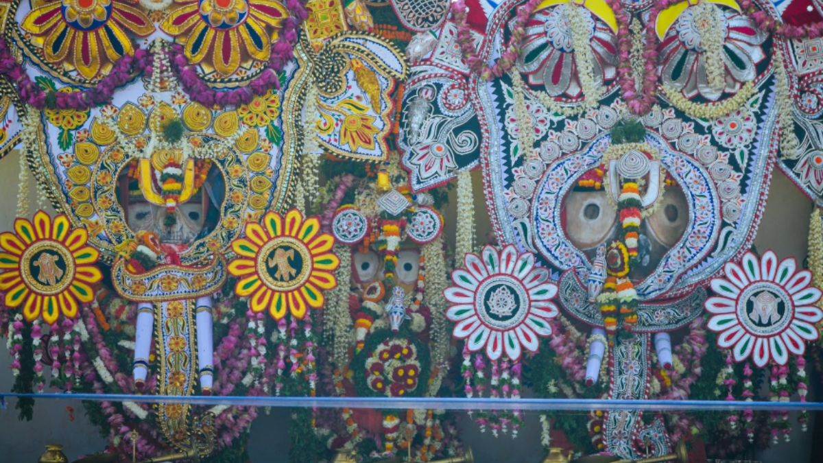 Lord Jagannath Clothes: रथयात्रा के दौरान अलग-अलग रंग के वस्त्र धारण करते हैं जगन्नाथ महाप्रभु, मिलिए वस्त्र बनाने वाले परिवार से