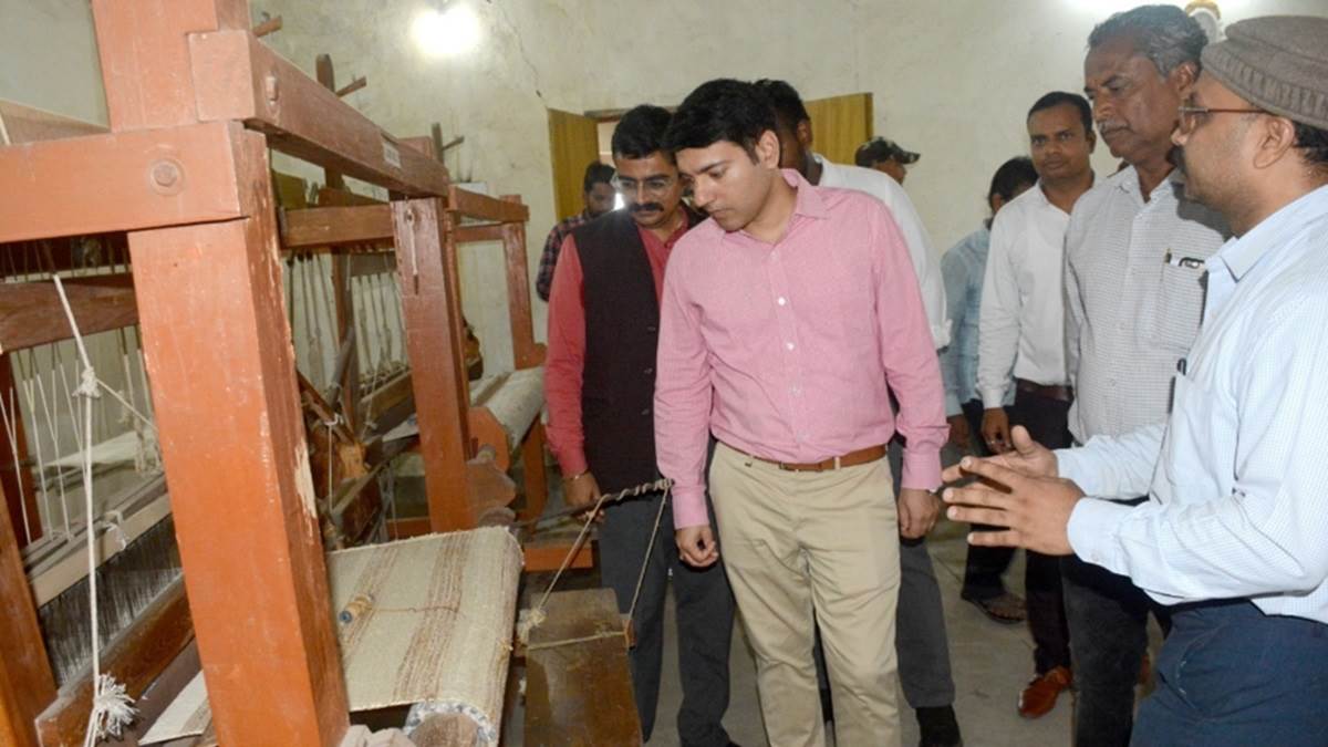 Janjgir-Champa News: कोसा की पहचान देश विदेश में, मिलकर करेंगे बेहतरी के कार्य: कलेक्टर