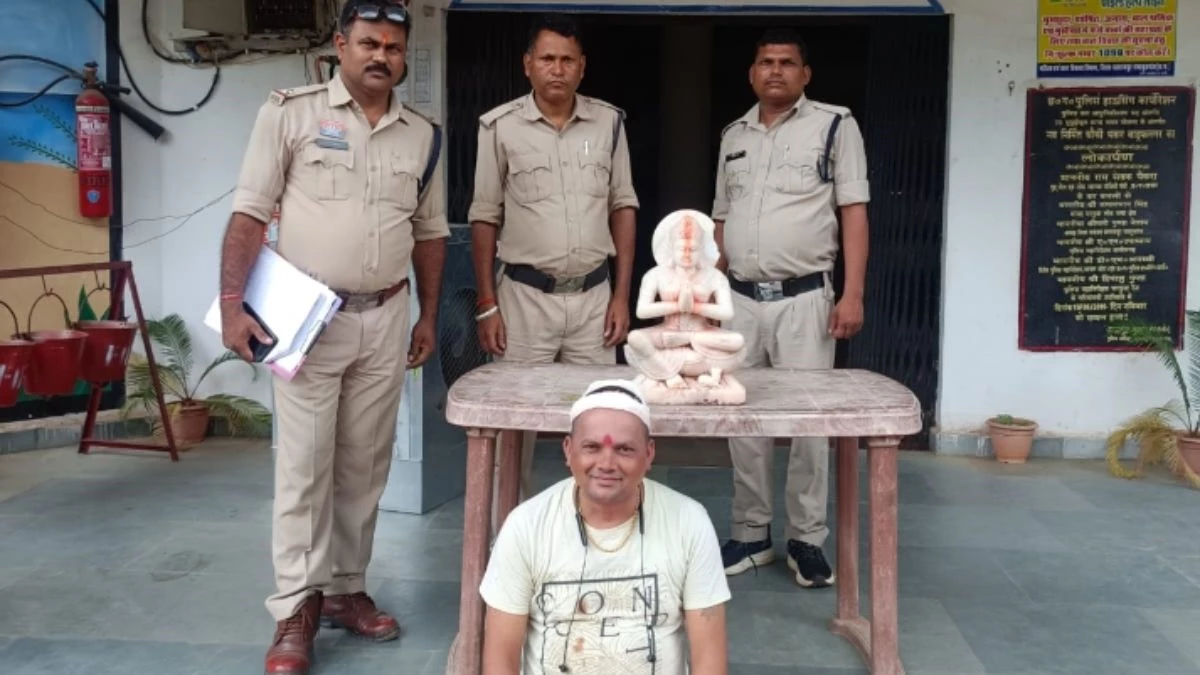 Ambikapur News: मंदिर से पार्वती माता की मूर्ति चोरी करने वाला आरोपी गिरफ्तार, पुलिस ने जब्त की मूर्ति