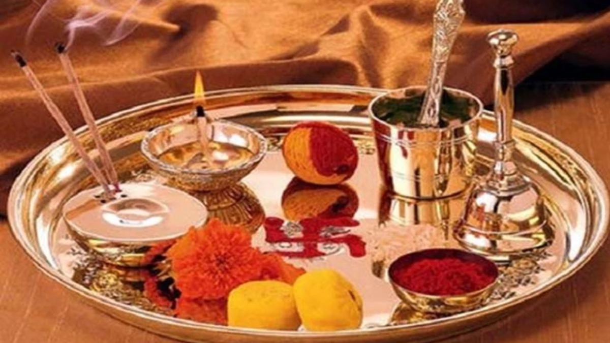 Guru Purnima 2025: गुरु पूर्णिमा पर भगवान विष्णु, मां लक्ष्मी और वेद व्यास की पूजा का महत्व, ऐसे करें अपना गुरु का सम्मान