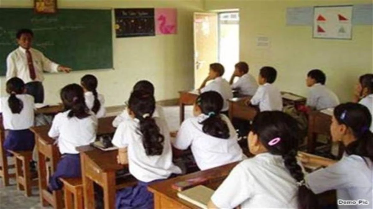 उम्र में उलझी पढ़ाई, 500 से अधिक विद्यार्थियों का नौवीं में नामांकन अटका