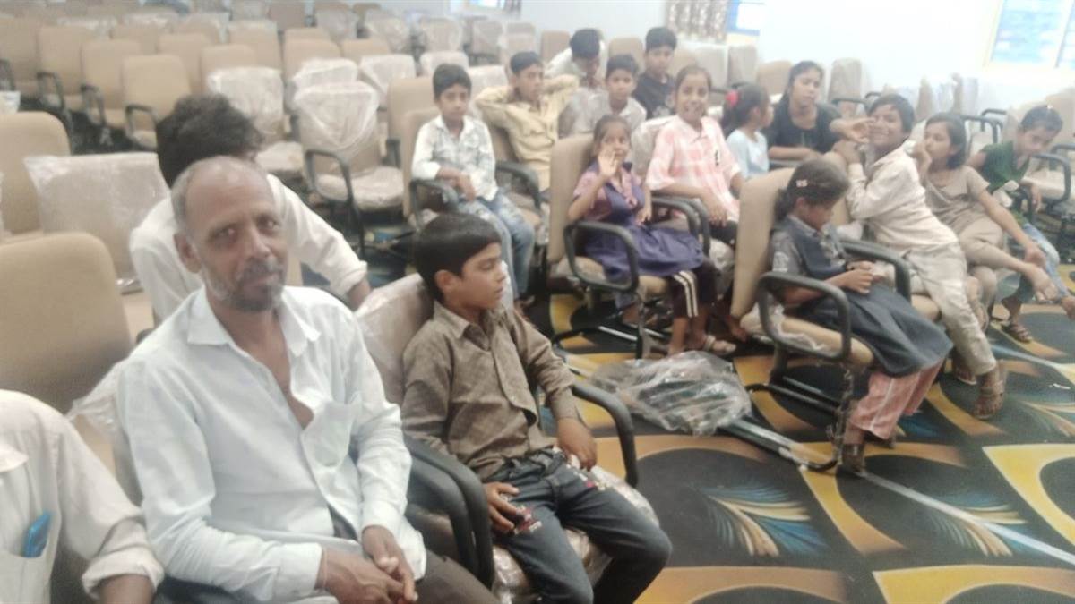शाजापुर में तबादला रुकवाने के लिए बच्चों का उपयोग, शिक्षक और प्राचार्य को देंगे नोटिस
