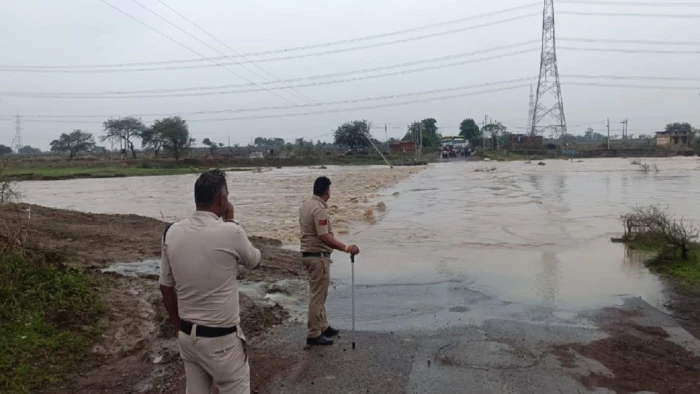 शिवनाथ नदी उफान पर, समरिया घाट पुल से आवागमन ठप, भाटापारा- बिलासपुर मार्ग बंद