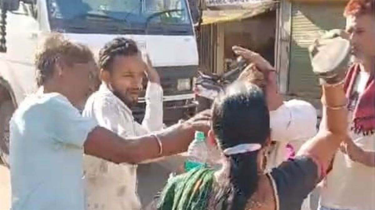 शिवपुरी: वन-स्टॉप सेंटर के बाहर बेटी को भगाने वाले युवक को मां ने बीच सड़क पर चप्पलों से पीटा,वीडियो वायरल