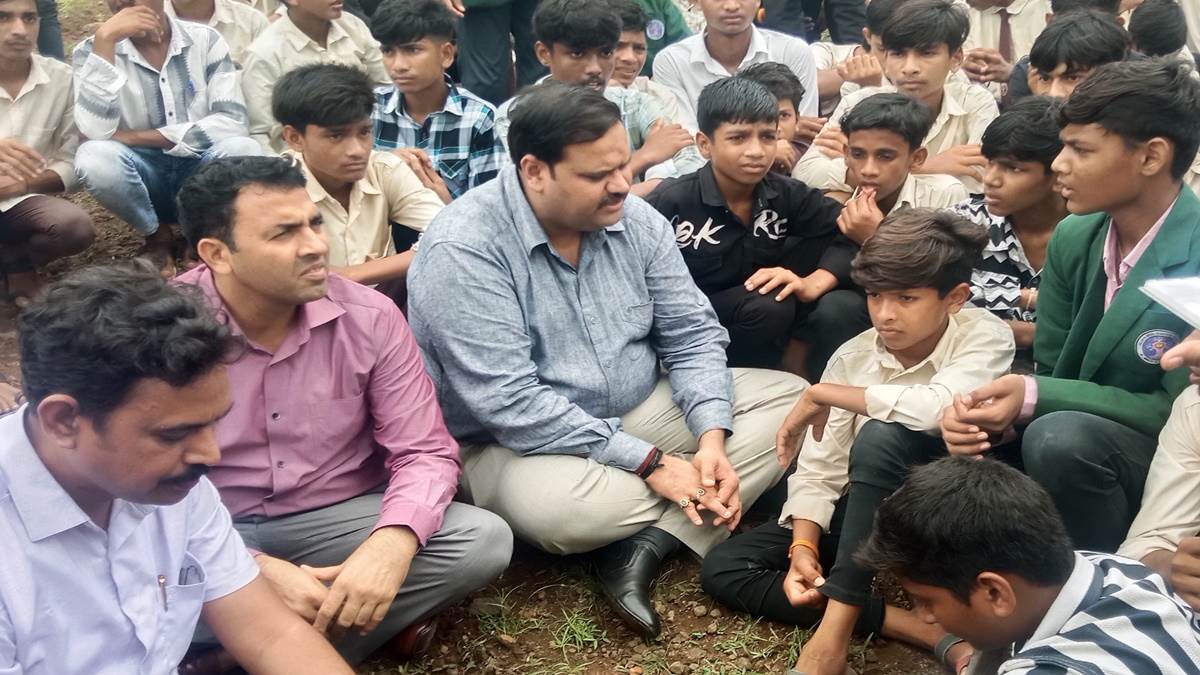 60 किलोमीटर दूर कलेक्‍टर से मिलने पैदल निकले छात्र, बोले- छात्रावास में नहीं मिलती सुविधाएं, समस्‍याएं सुनने जमीन पर बैठ गए डीएम