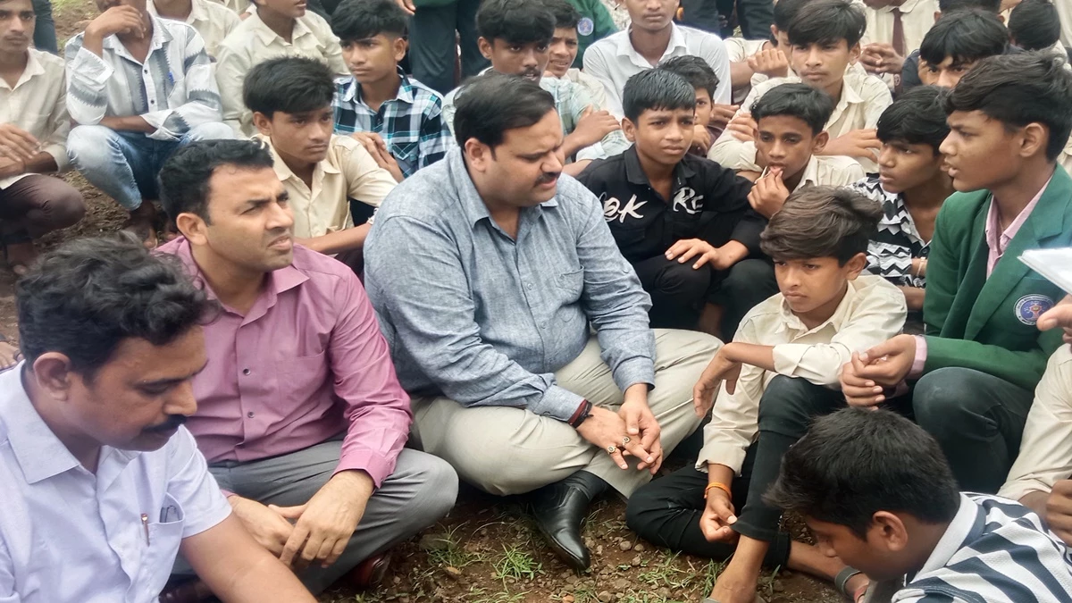 60 किलोमीटर दूर कलेक्‍टर से मिलने पैदल निकले छात्र, बोले- छात्रावास में नहीं मिलती सुविधाएं, समस्‍याएं सुनने जमीन पर बैठ गए डीएम
