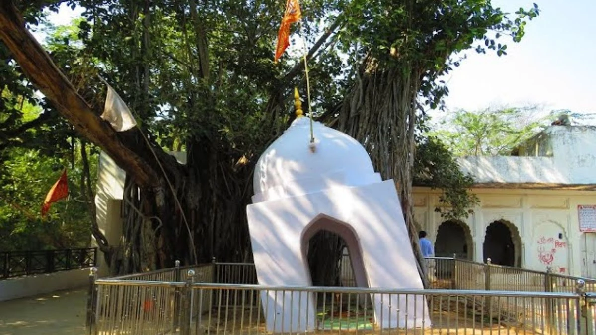 तानसेन की तान से टेढ़ा हुआ मध्यप्रदेश के बेहट का प्राचीन शिव मंदिर... सावन में उमड़ती है श्रद्धालुओं की भीड़