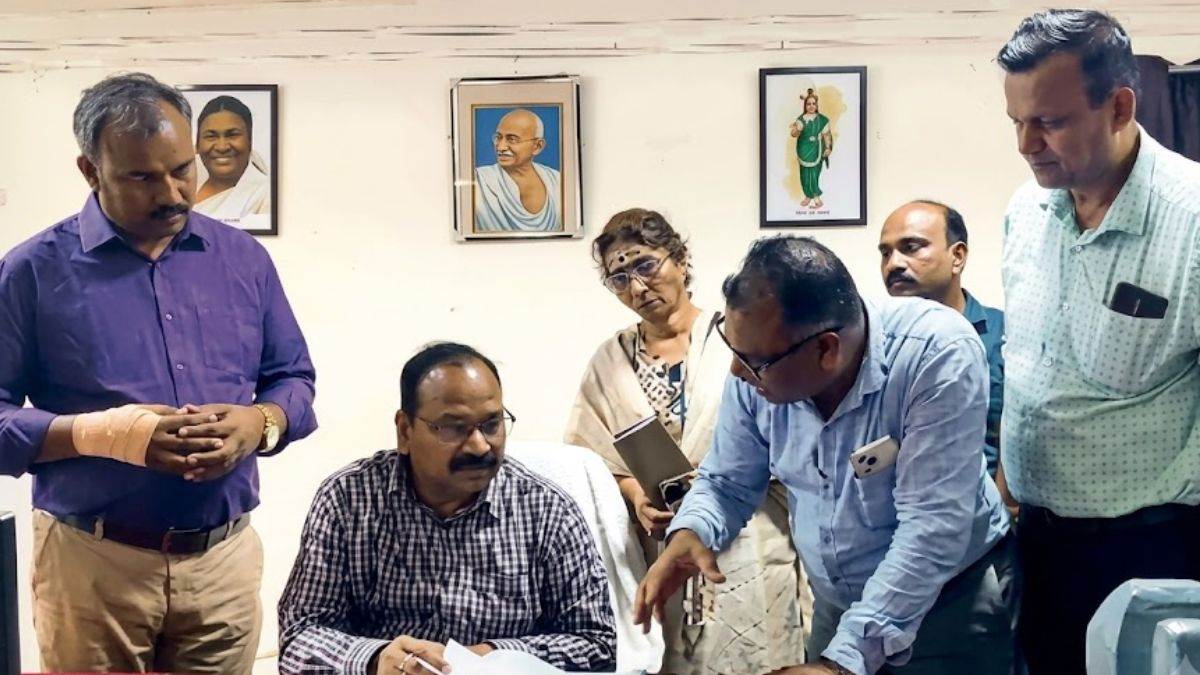 'हमें बच्चों को पढ़ाने दो... बाबूगिरी मत कराओ', छत्तीसगढ़ में गैर-शैक्षणिक कार्यों के बोझ से परेशान शिक्षकों की प्रशासन से गुहार