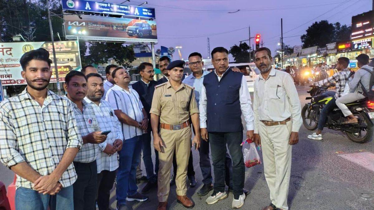 छिंदवाड़ा में सराहनीय पहल, सड़क सुरक्षा के प्रति जागरूकता बढ़ाने के लिए गुलाब और पेन देकर हेलमेट पहनाया