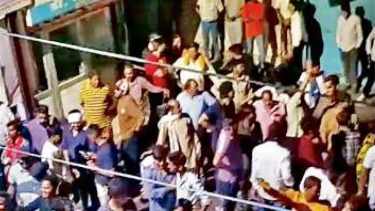 ग्वालियर में कांवड़ यात्रा पर जा रहे युवकों पर हमला: कार से टक्कर के बाद पथराव, तलवार-हथौड़े से वार; हिंदू संगठनों का हंगामा
