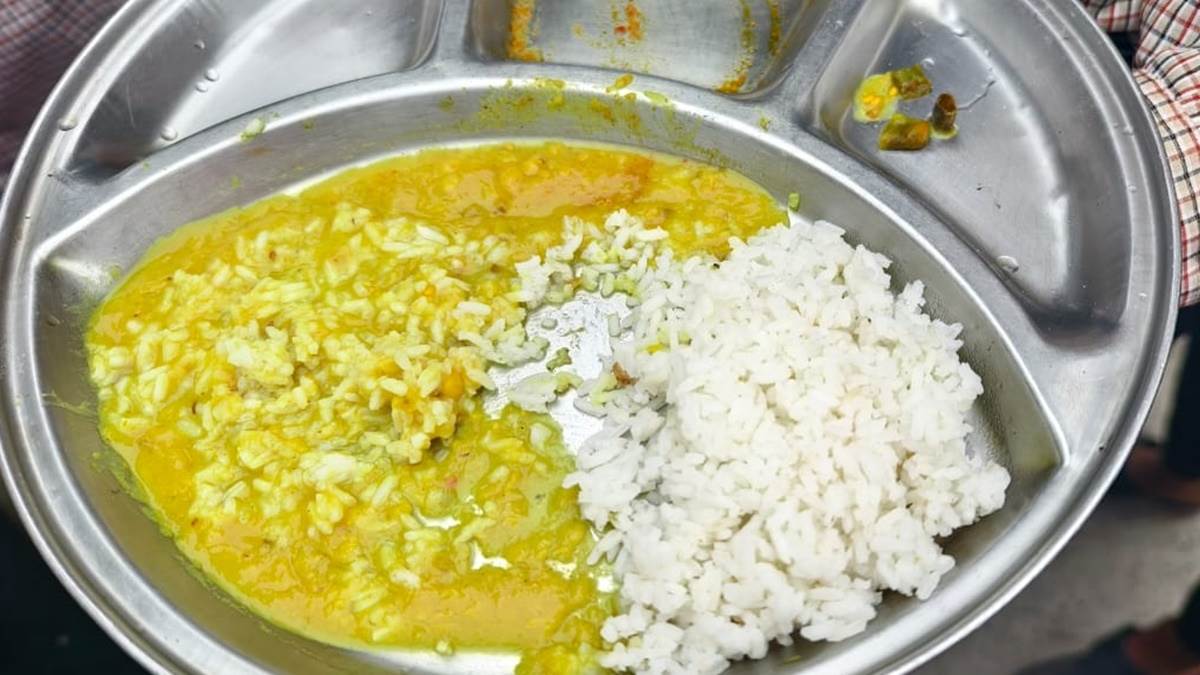 खंडवा में खाने में इल्ली निकलने पर सरकारी हॉस्टल के छात्र थालियां लेकर पहुंचे कलेक्ट्रेट