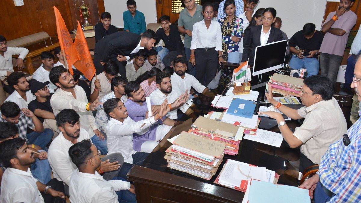 जबलपुर: रानी दुर्गावती विश्वविद्यालय में एबीवीपी का भारी प्रदर्शन, जर्जर छत और रुकी हुई छात्रवृत्ति पर कुलगुरु का घेराव
