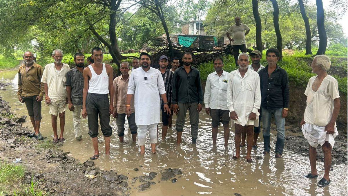 शर्मनाक! आजादी के 75 साल बाद भी सड़क को तरस रहा महोड़िया गांव, लोगों ने चुनाव में बहिष्कार की दी चेतावनी