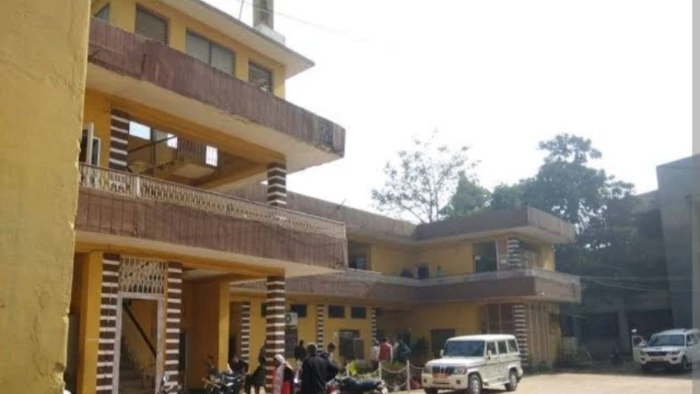 बारिश में कभी भी हो सकता है बड़ा हादसा सीधी में 9 जर्जर भवन