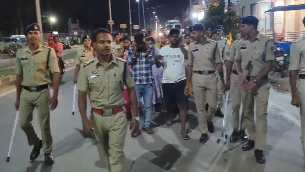 रायपुर में रासुका आरोपी को छुड़ाने के लिए पुलिस पर हमला, वाहन घेरा, वर्दी फाड़ी... थाने को बम से उड़ाने की दी धमकी