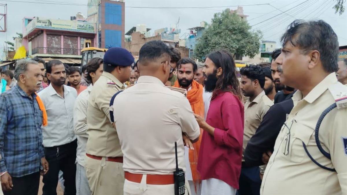 शिव मंदिर में झाड़ू मारने के वायरल वीडियो पर हंगामा, आरोपी गिरफ्तार; 1 घंटे रहा चक्काजाम