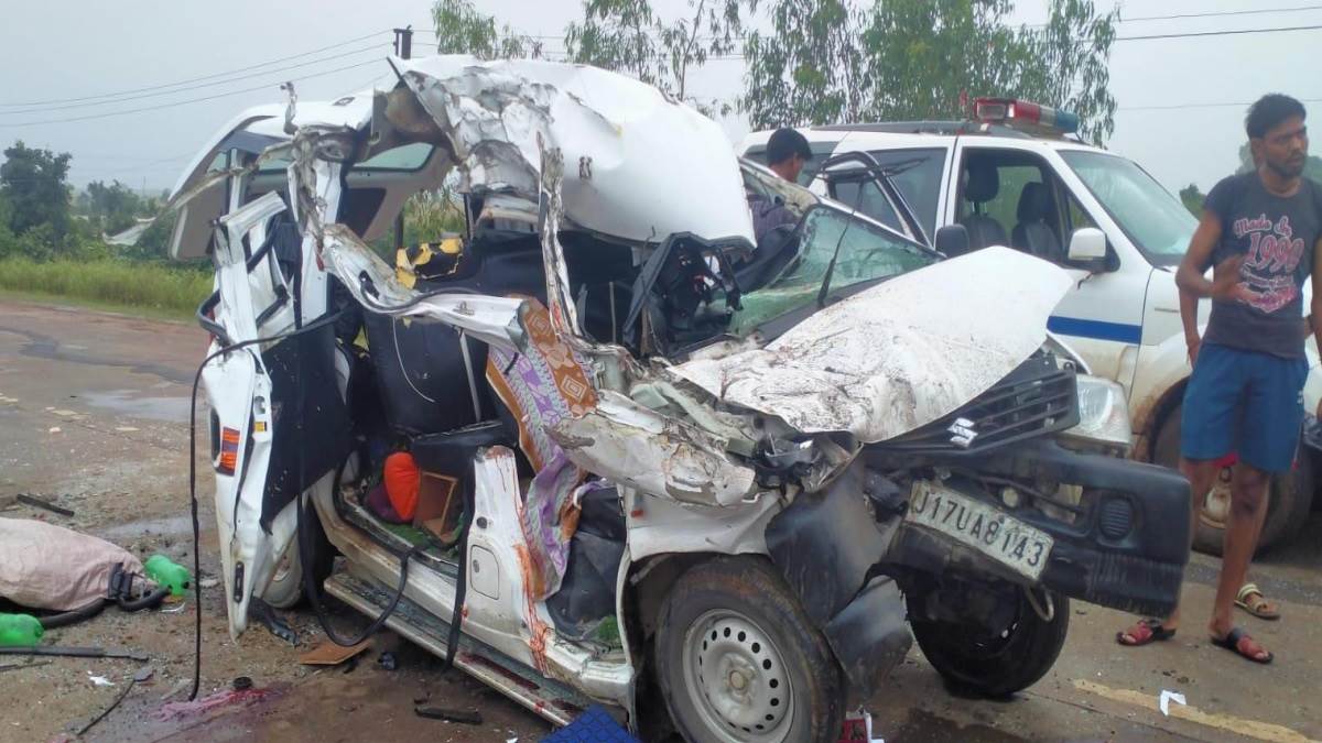 Accident in Vidisha: बागेश्वर धाम से लौट रहे श्रद्धालुओं का वाहन ट्रक में पीछे से भिड़ा, चार की मौत, छह घायल