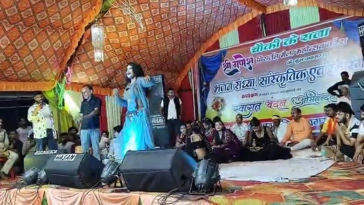 MP में गणेश उत्सव के मंच पर फिल्मी गानों पर अश्लील डांस, सोशल मीडिया पर वीडियो वायरल