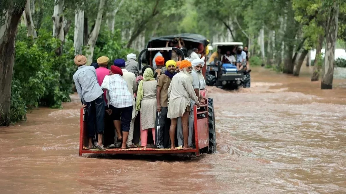 Weather Update: पंजाब-राजस्थान में बाढ़ से तबाही, दिल्ली-यूपी में अलर्ट; पहाड़ों पर भूस्खलन का खतरा